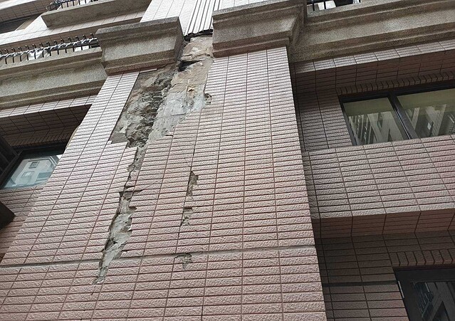 地震後磁磚剝落。圖/桃園建管處提供